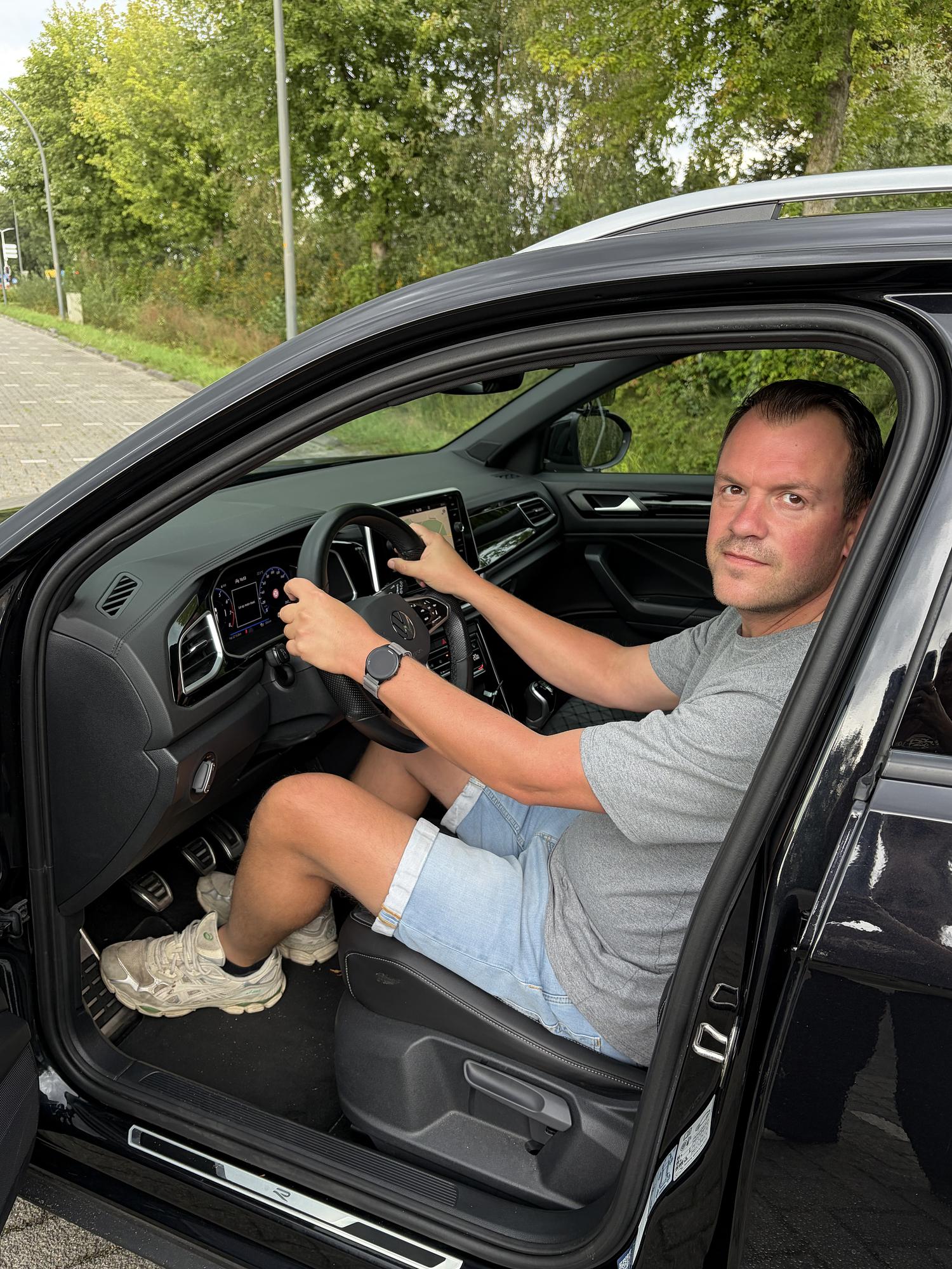 lesauto met rijsinstructeur achter het stuur