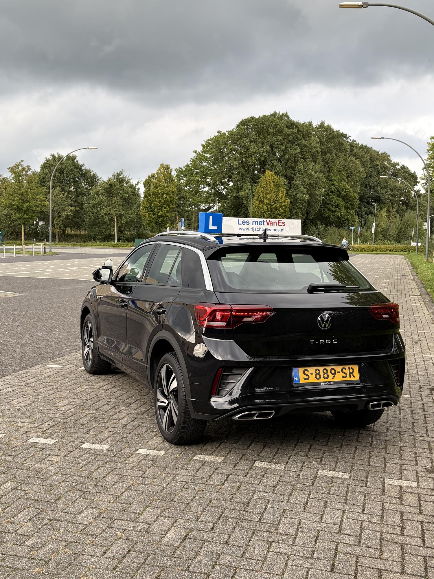 Lesauto achterkant op parkeerplaats